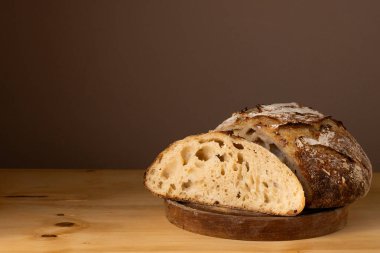 Sağlıklı ve çıtır çıtır ekmekler tahtada dinleniyor..