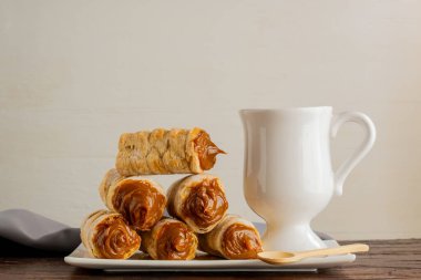 Dulce de leche topları. Çay saatinde yenen tipik Arjantin yemekleri..