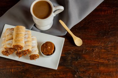 Dulce de leche topları. Çay saatinde yenen tipik Arjantin yemekleri..