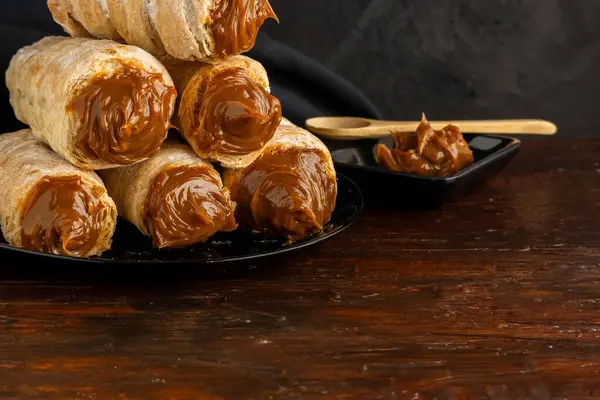 Dulce de leche topları, fırınlarda satılan tipik Arjantin tatlısı..