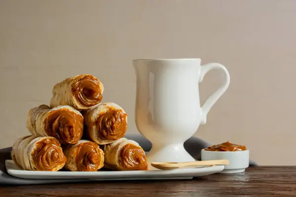Dulce de leche topları. Çay saatinde yenen tipik Arjantin yemekleri..