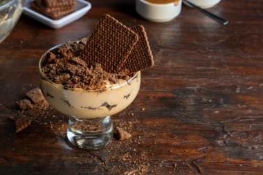 Çikolata tatlısı, krema katmanları, dulce de leche ve çikolatalı kurabiyeler. Tipik Arjantin tatlıları..