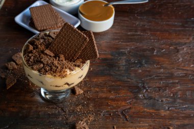 Çikolata tatlısı, krema katmanları, dulce de leche ve çikolatalı kurabiyeler. Tipik Arjantin tatlıları..