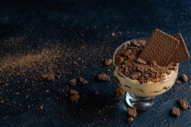 Çikolata tatlısı, krema katmanları, dulce de leche ve çikolatalı kurabiyeler. Tipik Arjantin tatlıları..