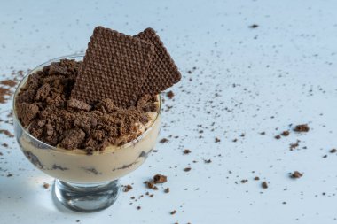 Çikolata tatlısı, krema katmanları, dulce de leche ve çikolatalı kurabiyeler. Tipik Arjantin tatlıları..