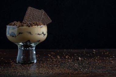 Çikolata tatlısı, krema katmanları, dulce de leche ve çikolatalı kurabiyeler. Tipik Arjantin tatlıları..