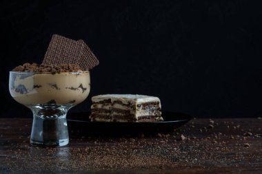 Çikolata tatlısı, krema katmanları, dulce de leche ve çikolatalı kurabiyeler. Tipik Arjantin tatlıları..
