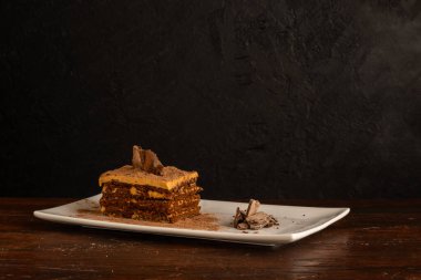 Arjantin 'den tipik bir çikolata tatlısı. Krema ve çikolatalı kurabiyeyle karıştırılmış dulce de leche ile yapılır..