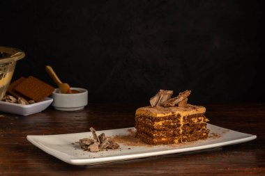 Arjantin 'den tipik bir çikolata tatlısı. Krema ve çikolatalı kurabiyeyle karıştırılmış dulce de leche ile yapılır..