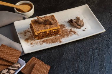 Arjantin 'den tipik bir çikolata tatlısı. Krema ve çikolatalı kurabiyeyle karıştırılmış dulce de leche ile yapılır..