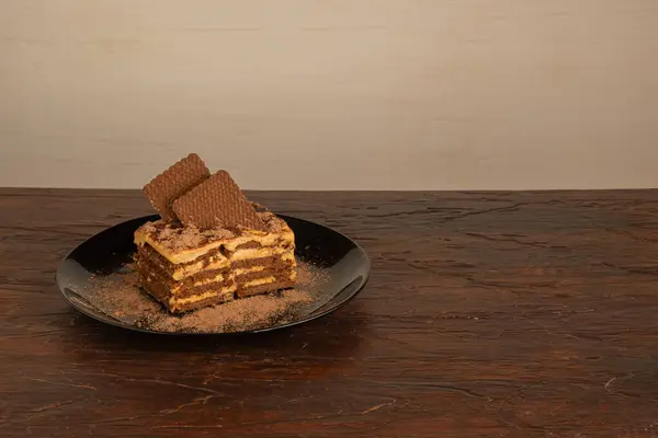 Arjantin 'den tipik bir çikolata tatlısı. Krema ve çikolatalı kurabiyeyle karıştırılmış dulce de leche ile yapılır..