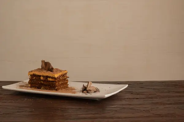 Arjantin 'den tipik bir çikolata tatlısı. Krema ve çikolatalı kurabiyeyle karıştırılmış dulce de leche ile yapılır..