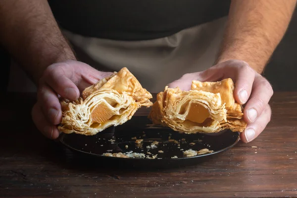 Arjantin pastası ikiye bölündü. İçindeki tatlı patates şekerlerini görebileceğin bir yere..