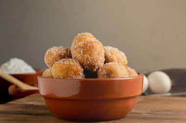 Şekerle kaplı kızarmış börek. Tipik Arjantin ev yapımı hamur işleri..