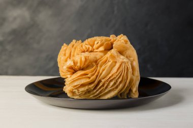 Geleneksel Arjantin yemekleri. Tatlı ayva ya da tatlı patatesle dolu kızarmış tatlı..