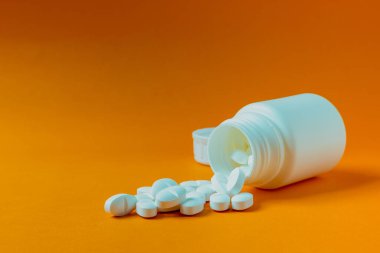 Turuncu arka plana düşen haplar..