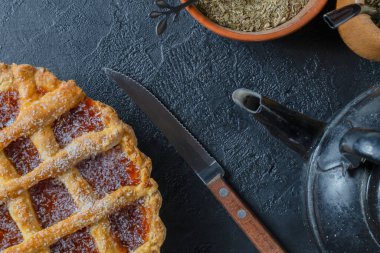 Arjantin Pastafrolası, yanında da mat ve çaydanlık..