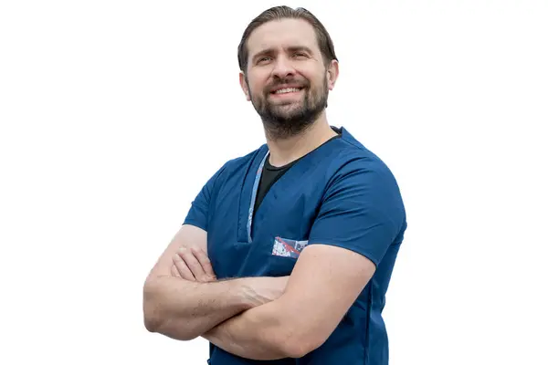 Sağlık görevlisi kameraya gülümsüyor..