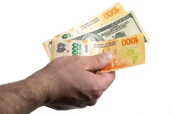 Arjantin ve dolar banknotlarıyla el ele.