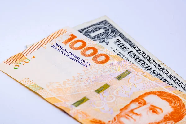 Bin Arjantin pezosu ve bir dolar.