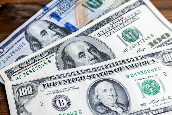 Masadaki üç yüz dolarlık banknotlar..
