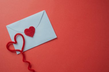 Kırmızı arkaplanda Sevgililer Günü beyaz kartı.