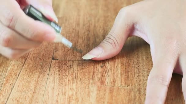 라틴어 소녀는 매니큐어를 프라이머가 반영구적 손톱을 만드는 프로그램을 수있는 클로즈업 — 비디오