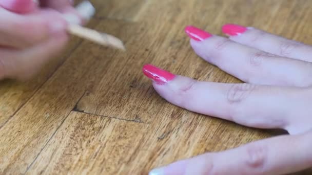 Mujer Pintándose Las Uñas Cometió Error Quitó Esmalte Sus Cutículas — Vídeo de stock