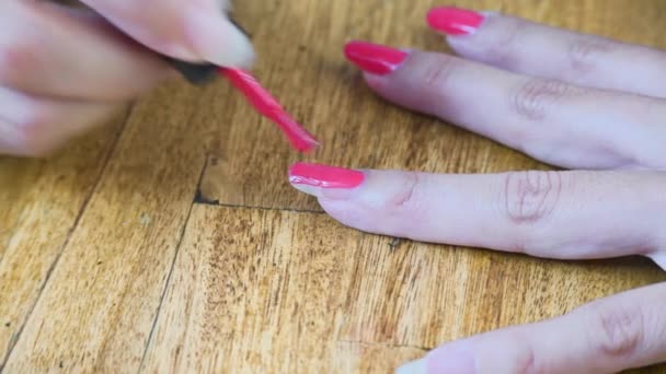 여자는 반영구 폴란드어와 집에서 그녀의 손톱을 페인트 — 비디오