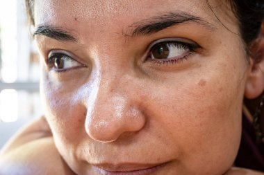 Yeni yapılmış göz kapağı kalemi olan bir kadının gözleri..