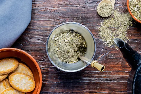 Mat, yerba mate, çaydanlık ve kurabiyelerin bileşimi. Geleneksel Arjantin kahvaltısı ve atıştırması.