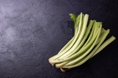 Chard siyah desenli bir masaya saplanır..