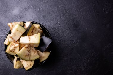 Balkabaklı börek. Hamur köftelerinin bir kasede masanın üstünde, balkabağının odak dışında olduğu kompozisyon..