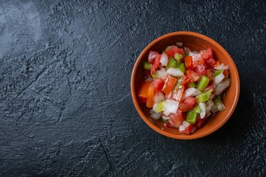 Balkabaklı börek. Hamur köftelerinin bir kasede masanın üstünde, balkabağının odak dışında olduğu kompozisyon..