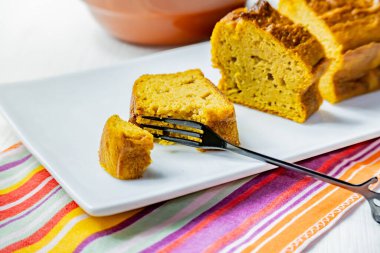 Beyaz tepside bir parça vejetaryen havuçlu kek.