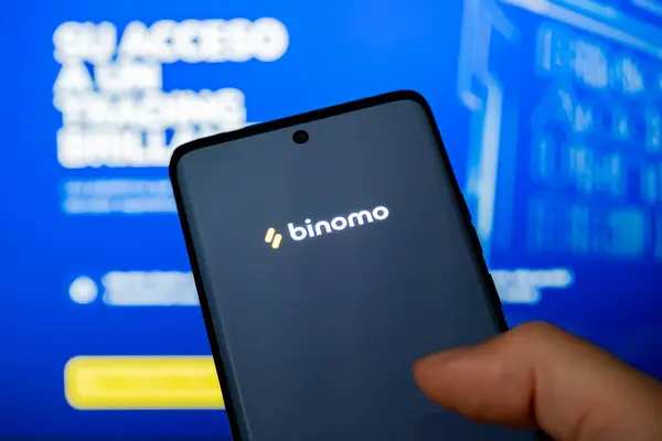 Cordoba Eyaleti, Arjantin - 11 Mart 2024: Bir cep telefonunda çalışan Binomo uygulama logosu.