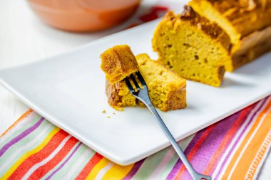 Islak havuçlu puding ile çatal. Sağlıklı sebze yemeği..