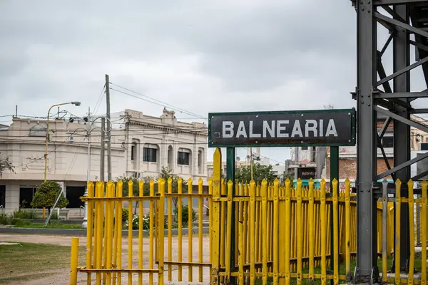 Balnear, Cordoba, Arjantin - 21 Haziran 2024 - Balnear şehri için eski işaret, arka planda şehir merkezinin bir kısmını görebilirsiniz.