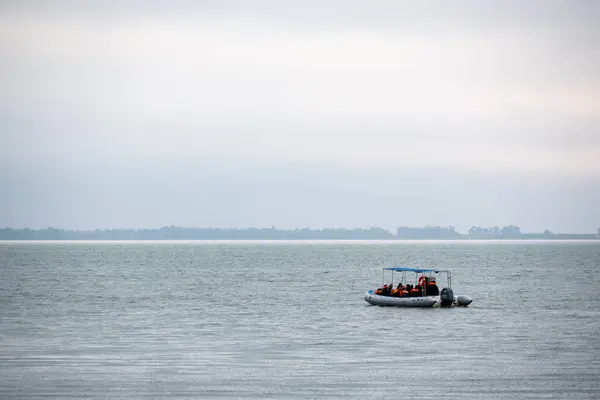 Miramar, Cordoba, Arjantin - 22 Haziran 2024 - Laguna de Mar Chiquita 'da turist taşıyan şişme bot. Ansenuza Ulusal Parkı.