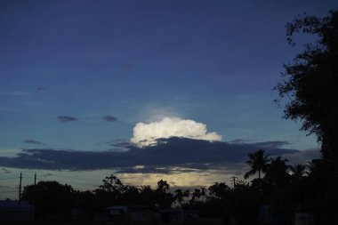 Gökte tek bir bulut