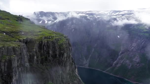 Bulutlu Bir Günde Norveç Dağları Yüksek Kalite Drone Görüntüsü — Stok video