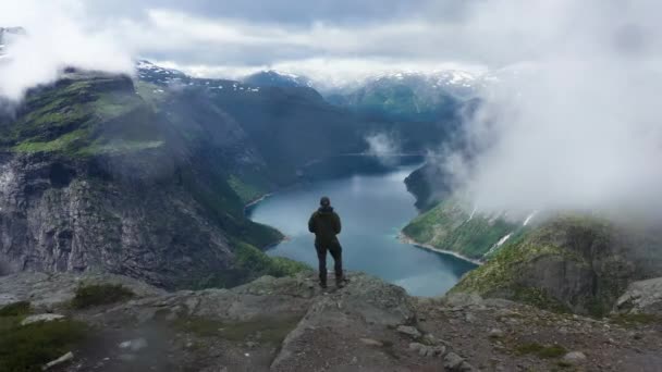 Caminhante Masculino Sobre Olhando Fiorde Norueguês Montanhas Dia Nublado Imagens — Vídeo de Stock