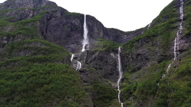 Norveç Dağları Ndaki Şelaleler Yüksek Kalite Drone Görüntüsü — Stok video