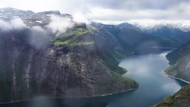 Vista Aérea Sobre Fiorde Norueguês Montanhas Dia Nublado Imagens Drone — Vídeo de Stock