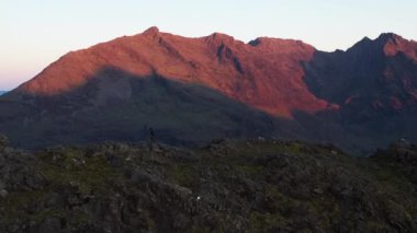 İskoçya 'nın Skye Adası' ndaki Jagged Dağları, Göller ve Deniz 'in Renkli Gökyüzü ile Gün Doğumu manzarası. Cuillin Dağları 'nda yürüyüş ve kamp. - Evet. Yüksek kalite 4k drone videosu.