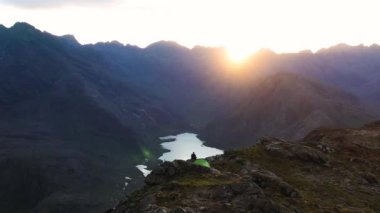 İskoçya 'nın Skye Adası' ndaki Jagged Dağları, Göller ve Deniz 'in Renkli Gökyüzü ile Sunset' teki hava görüntüsü. Cuillin Dağları 'nda yürüyüş ve kamp. - Evet. Yüksek kalite 4k drone videosu.