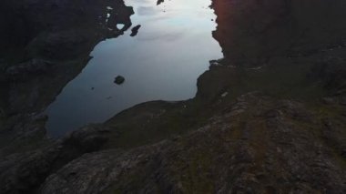 İskoçya 'nın Skye Adası' ndaki Jagged Dağları, Göller ve Deniz 'in Renkli Gökyüzü ile Sunset' teki hava görüntüsü. Cuillin Dağları 'nda yürüyüş ve kamp. - Evet. Yüksek kalite 4k drone videosu.