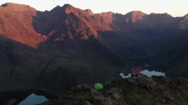 İskoçya 'nın Skye Adası' ndaki Jagged Dağları, Göller ve Deniz 'in Renkli Gökyüzü ile Gün Doğumu manzarası. Cuillin Dağları 'nda yürüyüş ve kamp. - Evet. Yüksek kalite 4k drone görüntüsü.