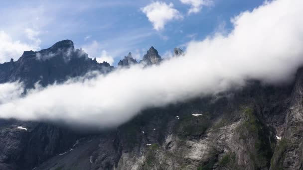 Drammatiche Montagne Frastagliate Troll Wall Norvegia Circondato Nuvole Video Drone — Video Stock