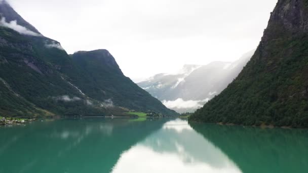 Vista Aérea Del Fiordo Noruego Azul Glacial Con Altas Montañas — Vídeo de stock